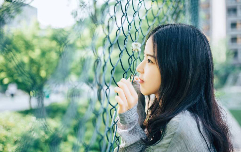 路还很长，难免心酸皱眉，但无论怎样，别松手就好。